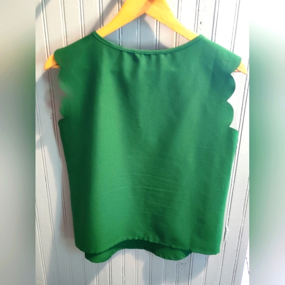 Shein Women's Green Scalloped Sleeveless Top | Size Medium - Picture 2 of 7